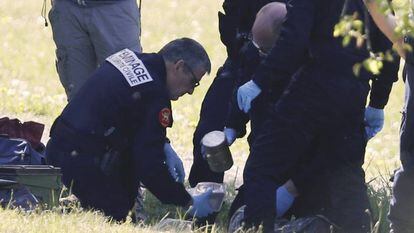Policía francesa en uno de los depósitos señalados por ETA en Saint-Pee-sur-Nivelle