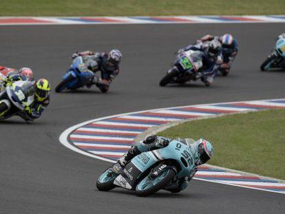 Kent lidera la carrera de Moto3 en Argentina.
