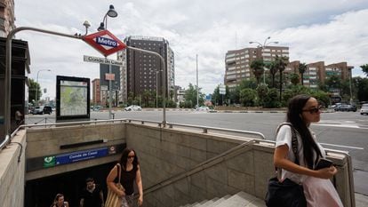 Entrada de la estación de la línea 6 del Metro de Madrid situada bajo la calle del Doctor Esquerdo.