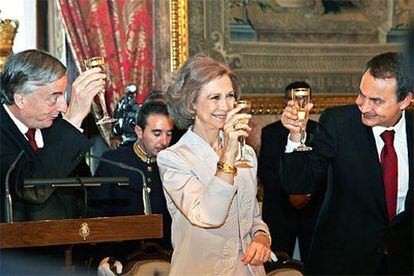 La Reina Sofía, entre el presidente argentino, Néstor Kirchner, y José Luis Rodríguez Zapatero, brindan en el Palacio Real de Madrid.