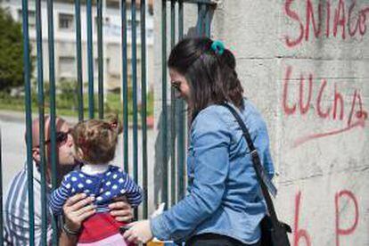 Uno de los 200 trabajadores de Sniace encerrados en las instalaciones de la factoría en Torrelavega desde el pasado miércoles a la espera de lo que pueda ocurrir el lunes, de cara al juicio en la Audiencia Nacional del martes 22 de abril y la decisión final de los administradores, recibe la visita de su familia. EFE/Pedro Puente Hoyos