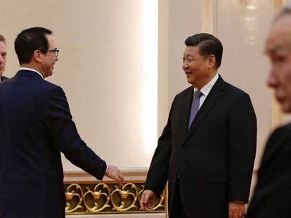 El secretario del Tesoro Steven Mnuchin (segundo por la derecha) saluda al presidente chino Xi Jinping (centro) en presencia del representante comercial Robert Lighthizer (izquierda). 