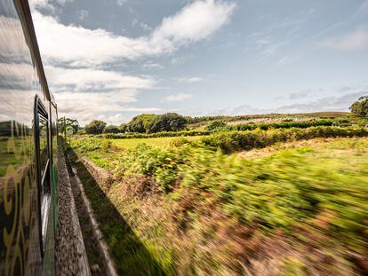 El tren Costa Verde Express, durante su recorrido.