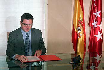 El presidente en funciones de la Comunidad, Alberto Ruiz-Gallardón, firma el decreto de convocatoria de nuevas elecciones.