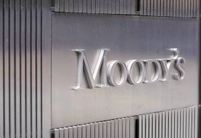 Imágen corporativa de Moody's en las oficinas centrales de la agencia, en Nueva York (Estados Unidos. EFE/Archivo
