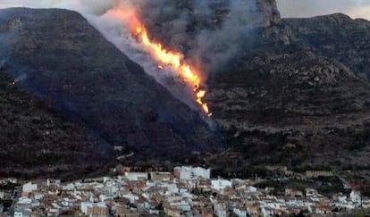 El casco urbano de Barx, con las llamas del incendio al fondo.