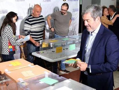 El candidato de Coalición Canaria-PNC a la presidencia de Canarias, Fernando Clavijo, vota este domingo en La Laguna.