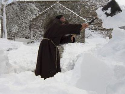 José Quintela retira la nieve ante el santuario de O Cebreiro en febrero.