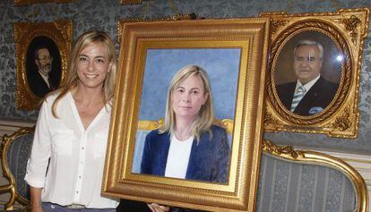 La exalcaldesa de Alicante Sonia Castedo junto a su retrato oficial.
