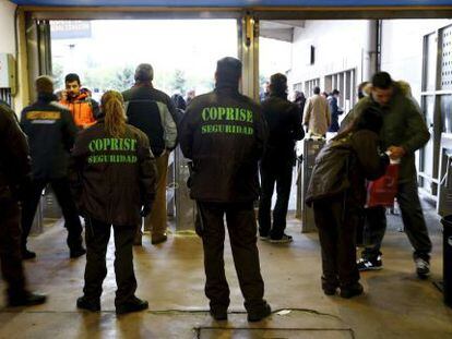 Miembros de seguridad, en la entrada del Vicente Calderón, antes del partido contra el Villarreal.