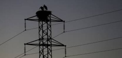 Torre de un tendido eléctrico cercano a la Catedral de Pamplona. EFE/Jesús Diges/Archivo