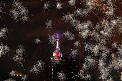 El Empire State Building iluminado con los fuegos artificiales lanzados en la ciudad de Nueva York (EE UU).