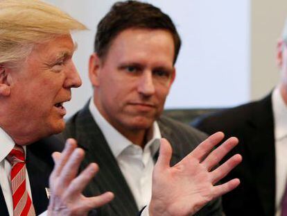 El presidente de EE UU, Donald Trump, durante una reunión el pasado diciembre con el fundador de Paypal, Peter Thiel, y el presidente de Apple, Tim Cook