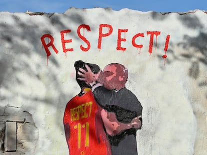 El mural del artista callejero italiano Salvatore Benintende, alias 'TvBoy', sobre el beso "no consentido" a Hermoso, bajo el lema "respect!" [¡respeto!], en Barcelona.