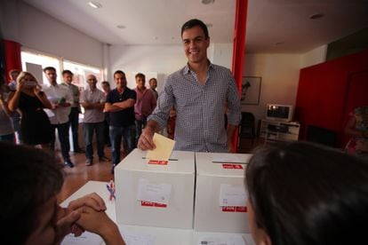 Pedro Sánchez vota ayer en la agrupación de Pozuelo.