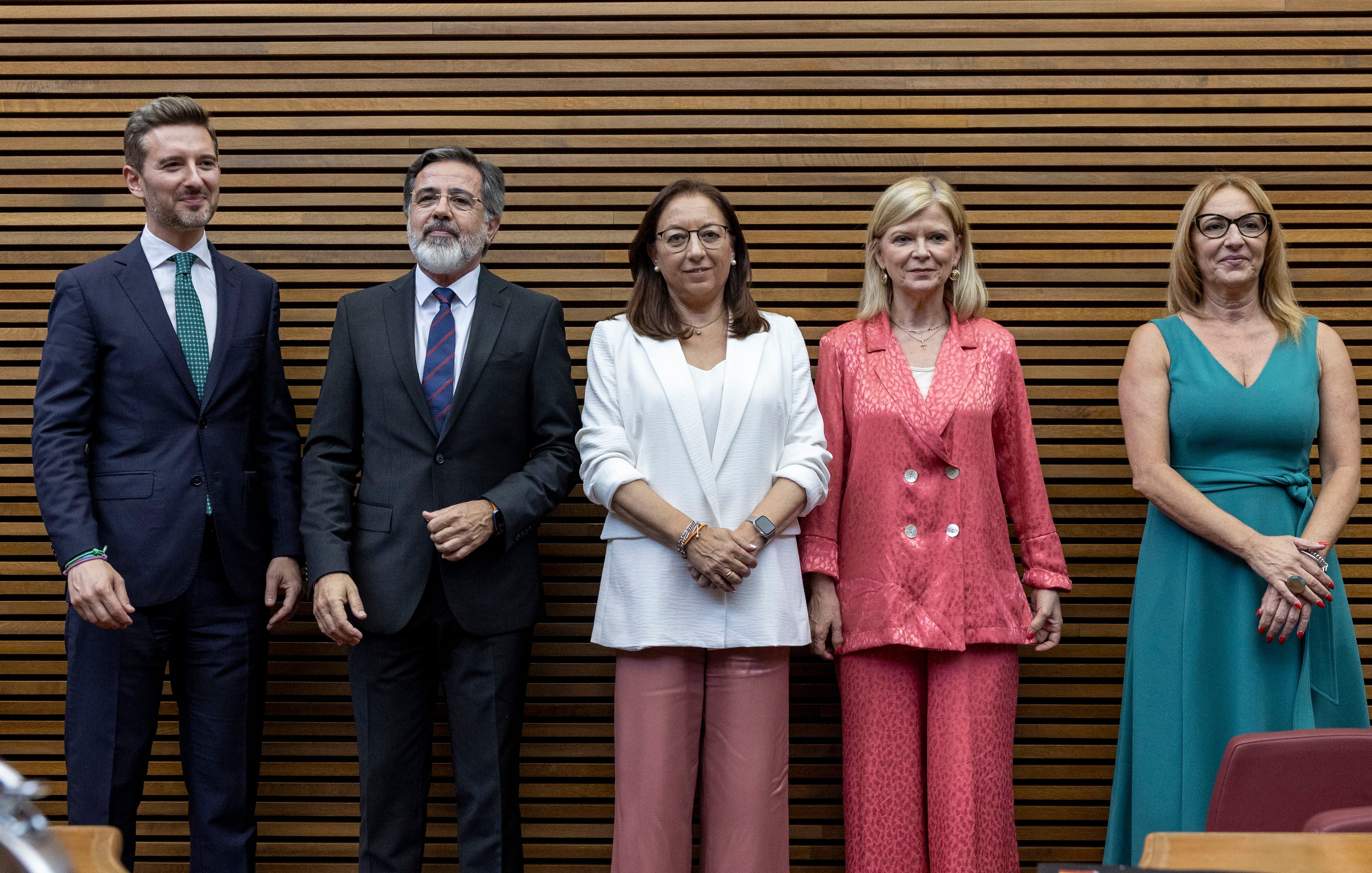 Foto de familia de la nueva Mesa de las Cortes valencianas.