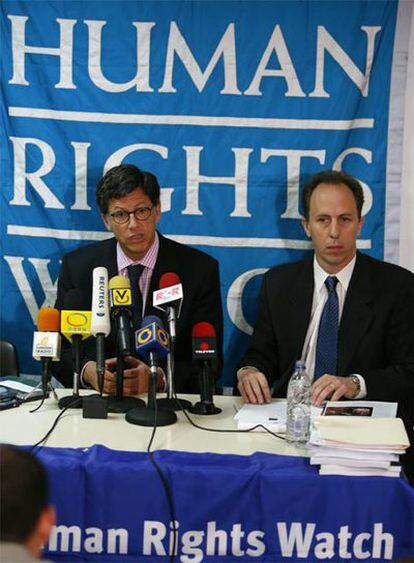 El director de Human Rights Watch, José Miguel Vivanco, a la izquierda, y el subdirector, Daniel Wilkinson, a la derecha, durante la presentación del informe.