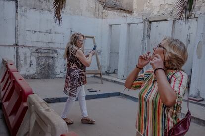 Alumni of the old basic school No. 23 tour the Santo Domingo mansion, in the center of Santiago.