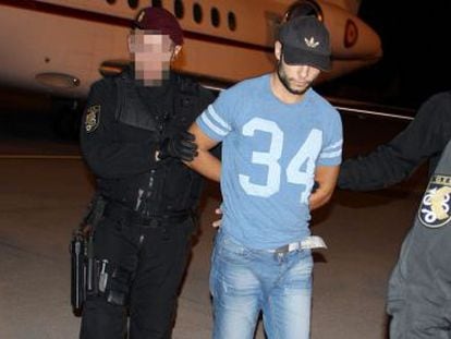 El principal sospechoso del doble crimen de Cuenca, Sergio Morate, a su llegada al aeropuerto madrile&ntilde;o de Torrej&oacute;n.