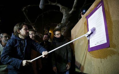 El secretario general de Podemos, Pablo Iglesias, arranca la campaña electoral del 20D con la tradicional pegada de carteles en un pequeño pueblo de Zamora, Villaralbo.