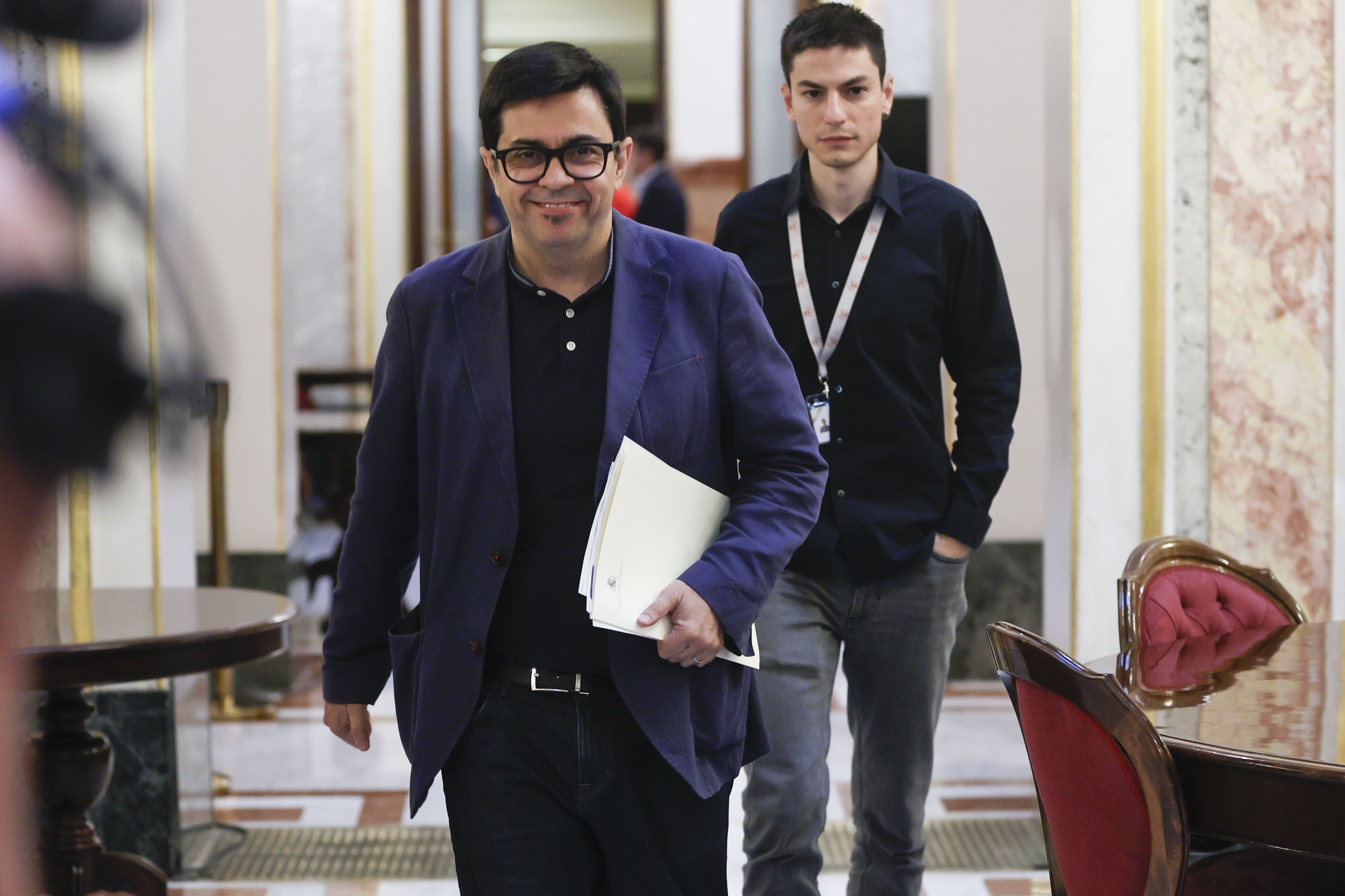 MADRID, 25/06/2024.- El diputado de Sumar Gerardo Pisarello se dirige a asistir a la reunión de la Mesa del Congreso este martes. EFE/ Fernando Alvarado
