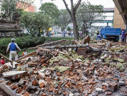 Varios trabajadores retiran escombros después del terremoto en la isla de Lombok.