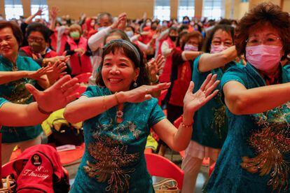 Un grupo de mujeres baila para celebrar el Día Internacional de la Mujer en Taipéi (Taiwán).