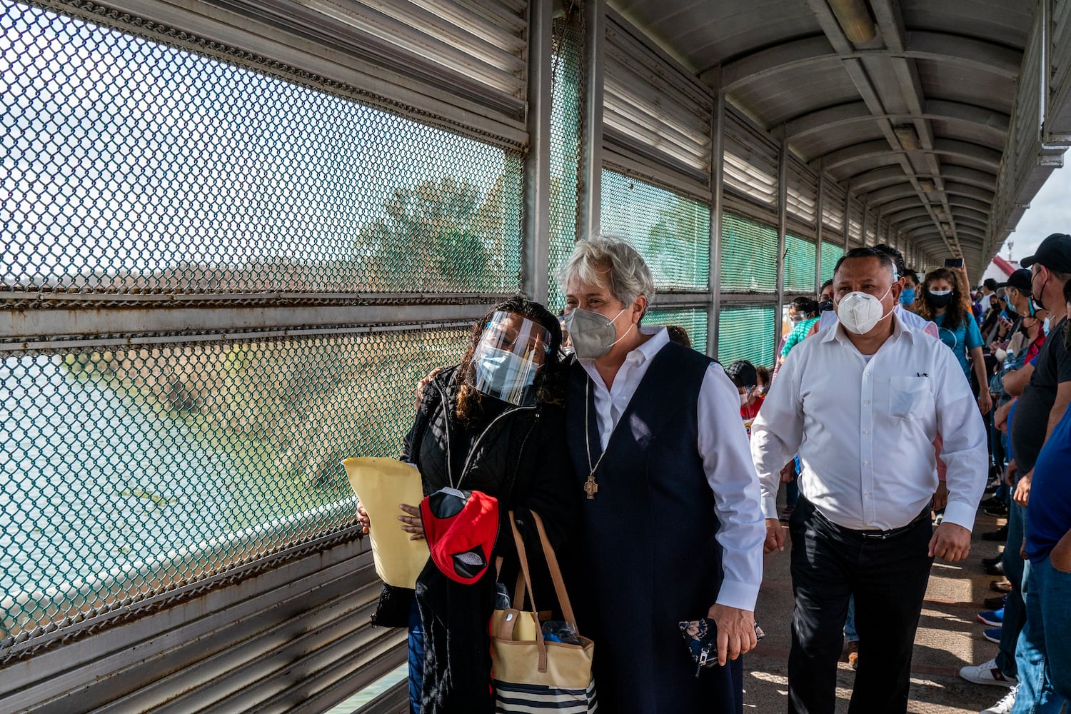 Norma Pimentel, directora de la Casa del Migrante en McAllen (EE UU), acompaña en el puente fronterizo a migrantes que cruzaron este viernes.