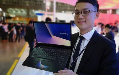 Max Fu con el nuevo ZenBook Pro de Asus, que ha convertido el trackpad en una segunda pantalla.