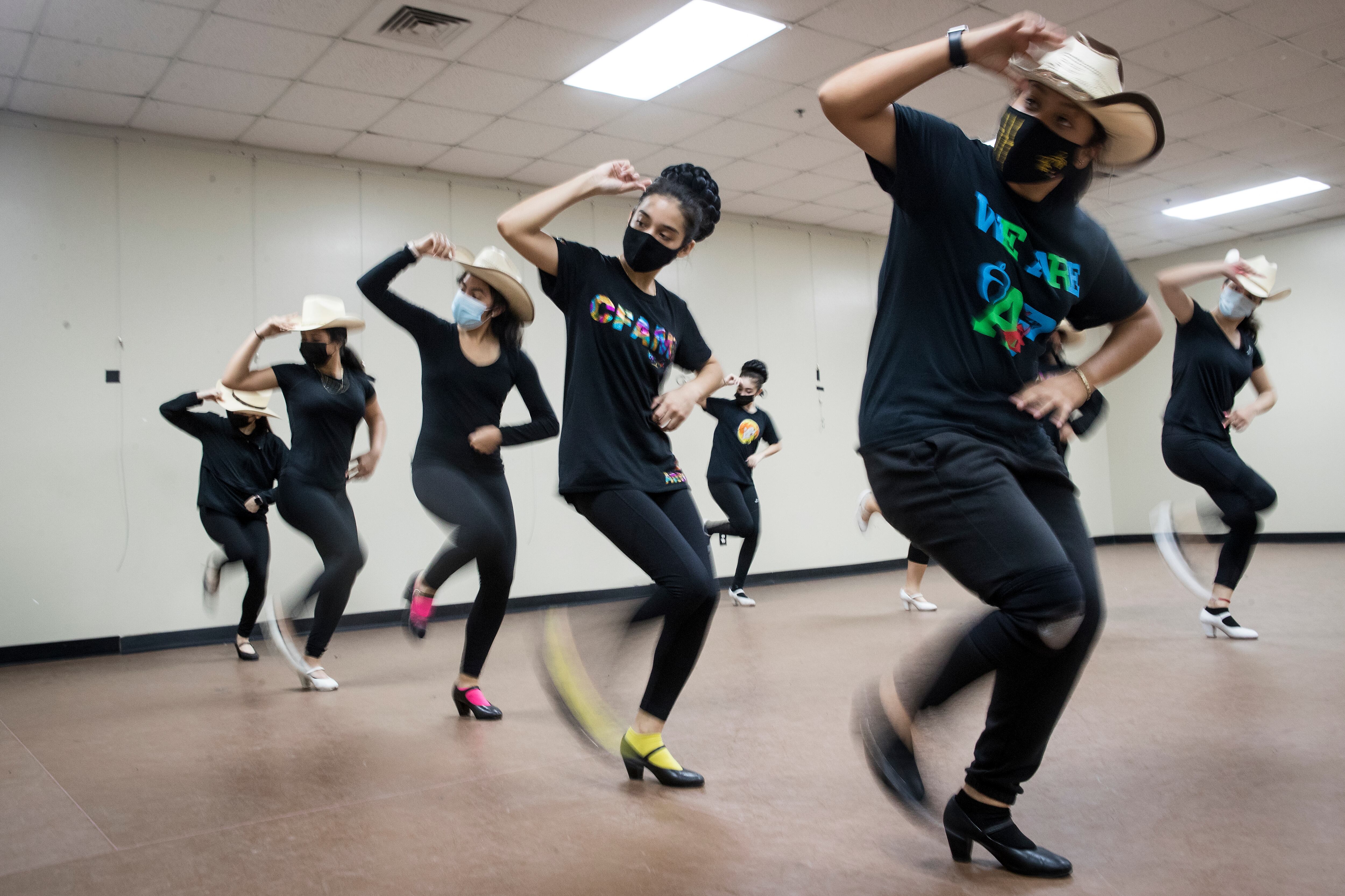 La Compañía Folklórica Alegría Mexicana ensaya en el centro cultural Talento Bilingüe en el East End de Houston, en 2021.