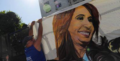 Un simpatizante de la vicepresidenta Cristina Fernández de Kirchner cuelga una bandera frente a los juzgado de Comodoro Py, en Buenos Aires, donde se ha emitido sentencia contra la mandataria.