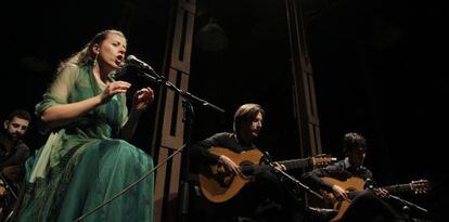 La cantaora Gema Caballero pone la voz a las canciones populares.