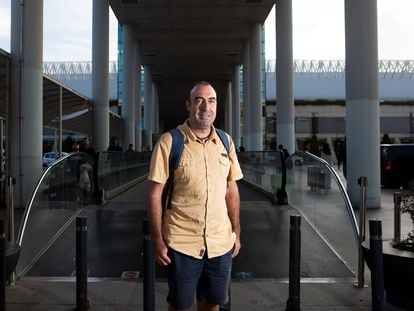 Ismael Moll, profesor de Historia, en el aeropuerto de Palma de Mallorca el 11 de septiembre. Viaja tres días a la semana en avión desde Menorca para trabajar.