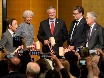 Desde la izquierda, el gobernador del Banco de Japón, Kazuo Ueda; la presidenta del BCE, Christine Lagarde; el ministro italiano de Finanzas, Giancarlo Giorgetti; el secretario general de la OCDE, Mathias Cormann, y el presidente de la Reserva Federal, Jerome Powell, en la reunión del G-7 de Finanzas, el pasado día 11 en Niigata (Japón).