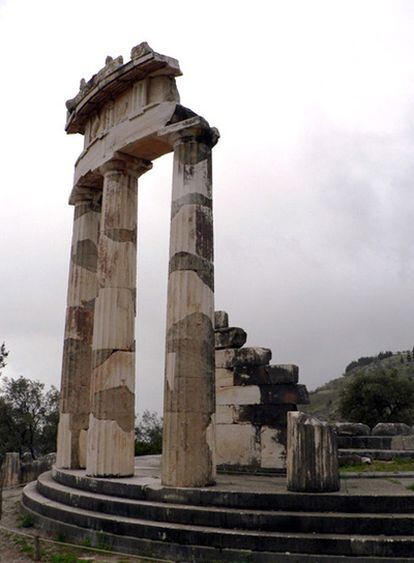 Yacimiento arqueológico donde se encuentran los restos del templo de Delfos