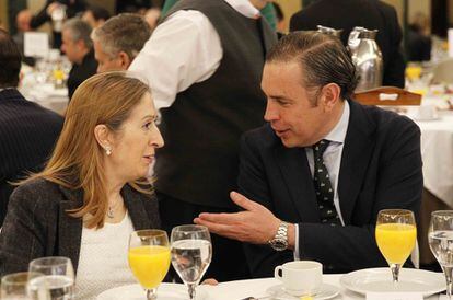 Ana Pastor, presidenta del Congreso, y Manuel Mirat, consejero delegado de PRISA noticias.