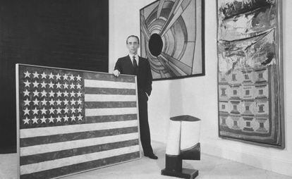 Leo Castelli en la galer&iacute;a de Nueva York con un &#039;jasper johns&#039;.