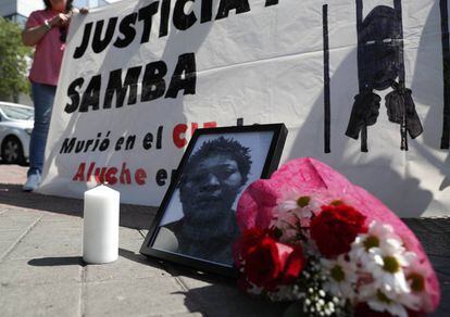 Concentracion en los juzgados de Julian Camarillo por la muerte de Samba Martine en el CIE de Aluche.