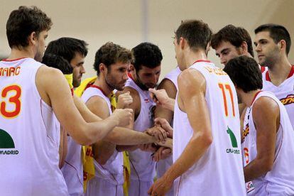 Los jugadores españoles hacen piña durante el partido contra Canadá.