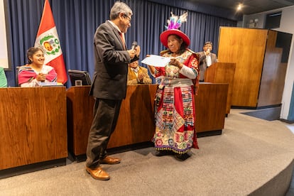 Entrega de diplomas durante la graduación.