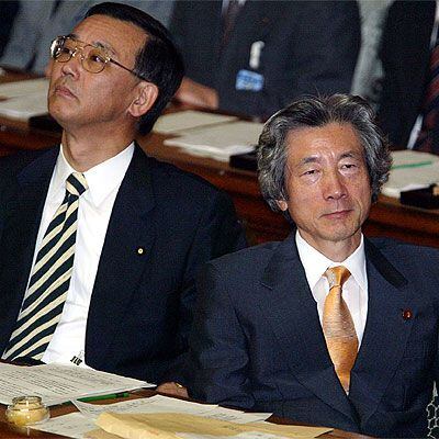 El primer ministro japonés, Junichiro Koizumi; a su derecha, el ministro de Finanzas, SadakazuTanigaki.