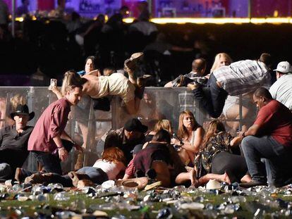 Decenas de personas tratan de esconderse de los disparos durante el concierto en Las Vegas.