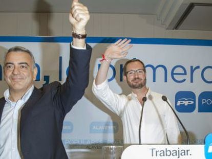 Javier Maroto, junto a Javier de Andr&eacute;s, este viernes en un acto electoral en Vitoria. 