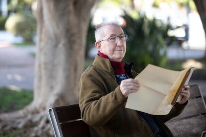 Rubén Acedo posa con el manuscrito de 'Don Fernando el emplazado', de José Echegaray.