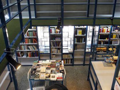 Estanterías semivacías en la librería Rumor.