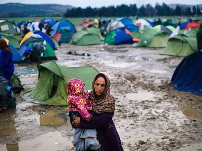 Una dona en un camp de refugiats a la frontera de Gr&egrave;cia.
