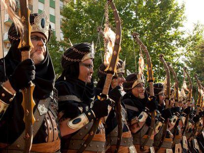 Participantes de los desfiles durante la fiesta de moros y cristianos de Villena.