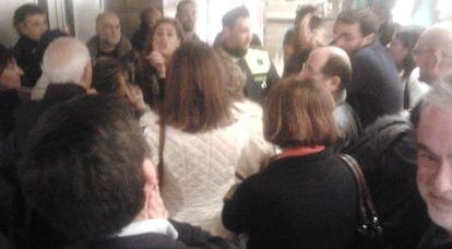 Decenas de espectadores protestan ante la policía el sábado en el teatro Fernán Gómez.