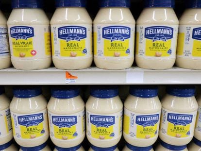 Botes de mayonesa Hellmann's, marca propiedad de Unilever