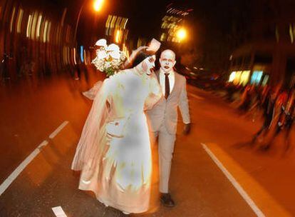 Una pareja disfrazada en el desfile de Halloween en Greenwich Village, barrio de Nueva York (Estados Unidos)